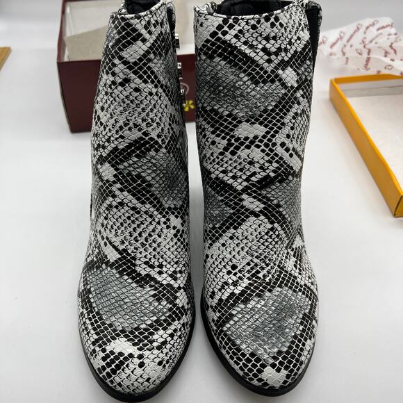 Forever Faux Leather Chunky Heeled Boots Womens Size 8.5 Snake Gray Color Bootie - Picture 9 of 11